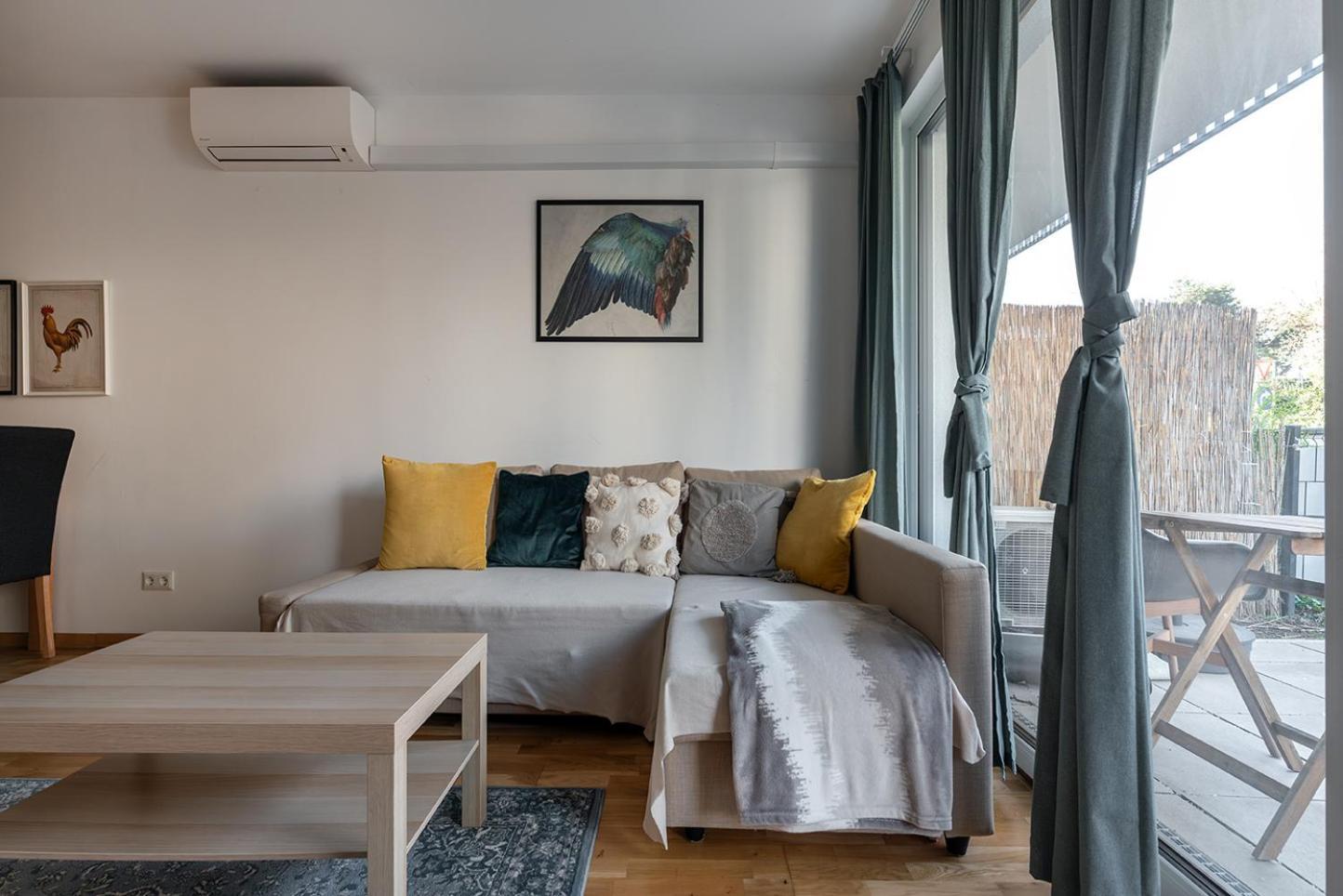 Schoenes Mit Garten Und Tiefgarage Appartement *